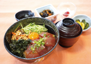 マグロ丼（ユッケ風）